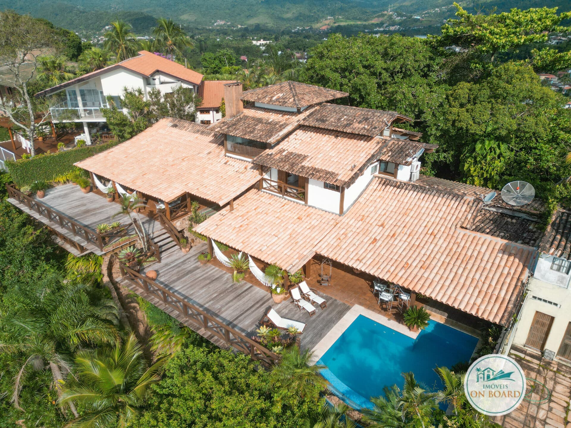 COSTEIRA ALTO PADRÃO COM 7 SUITES COM PIER E SUITE A BEIRA MAR