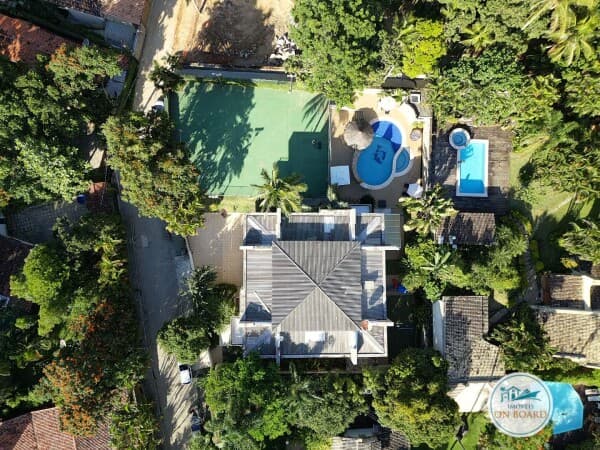 CASA ESPETACULAR A 500 M DA PRAIA COM 8 SUÍTES