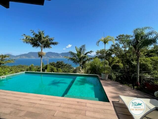 BELA CASA COM 4 SUÍTES E VISTA INCRÍVEL