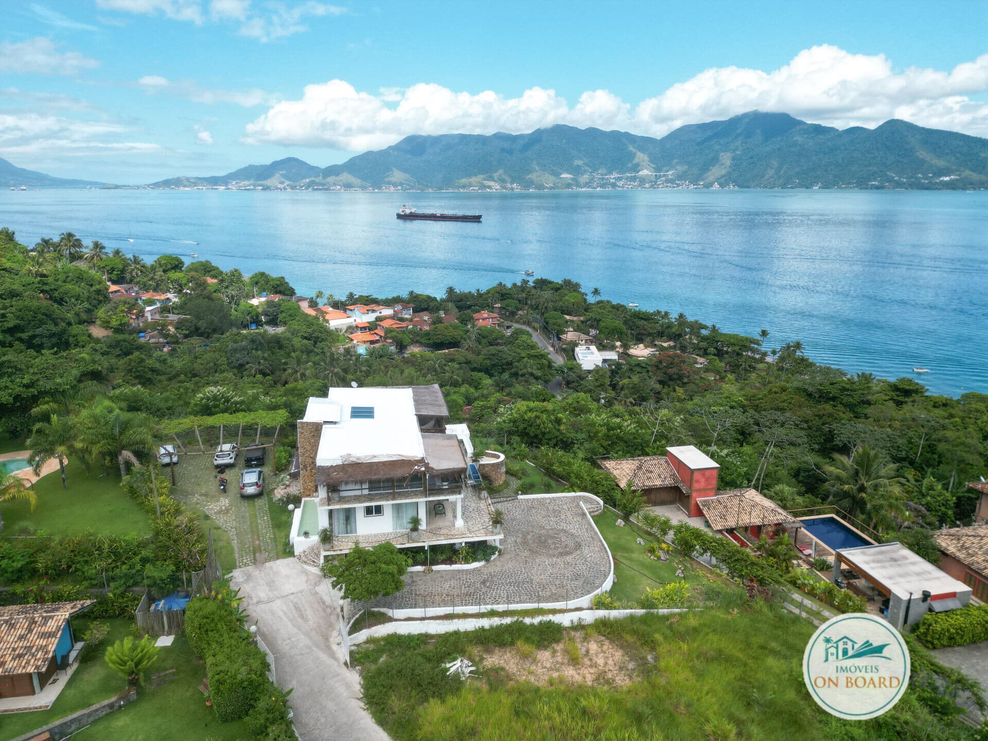 CASA BEM LOCALIZADA COM VISTA ESPETACULAR E 4 SUÍTES DE TIRAR O FÔLEGO
