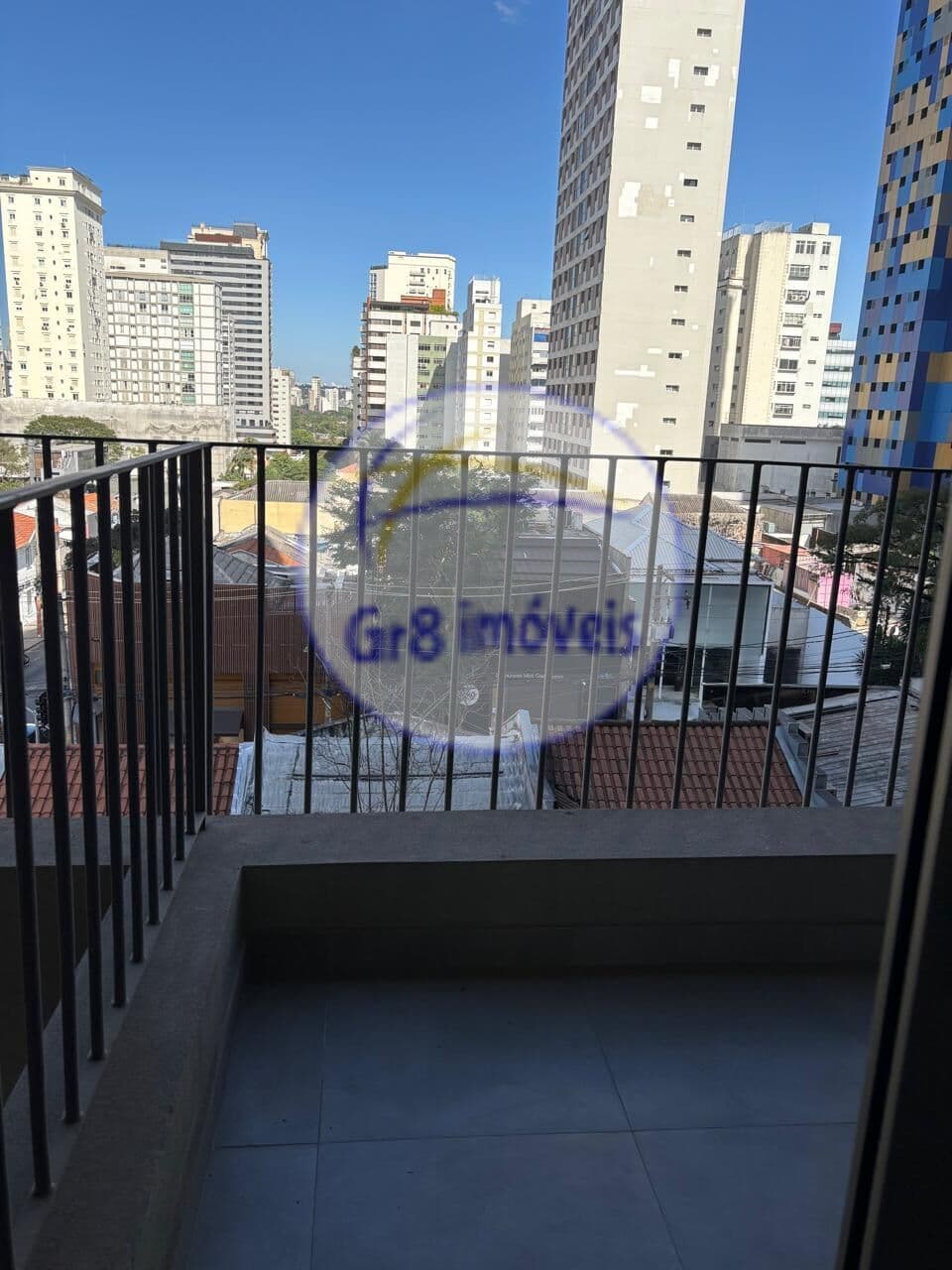 Studio Mobiliado com Varanda nos jardins!