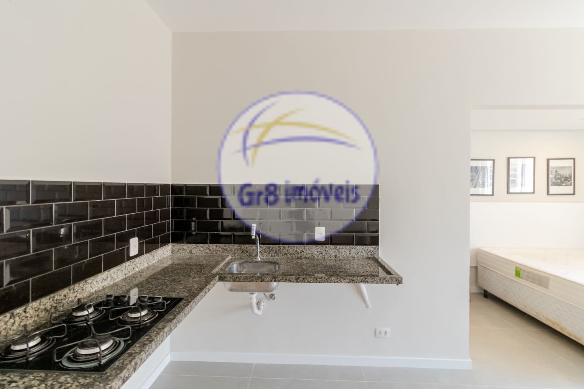 Apartamento com 1 dormitório semi mobiliado com banheiro e cozinha acoplada sem vaga