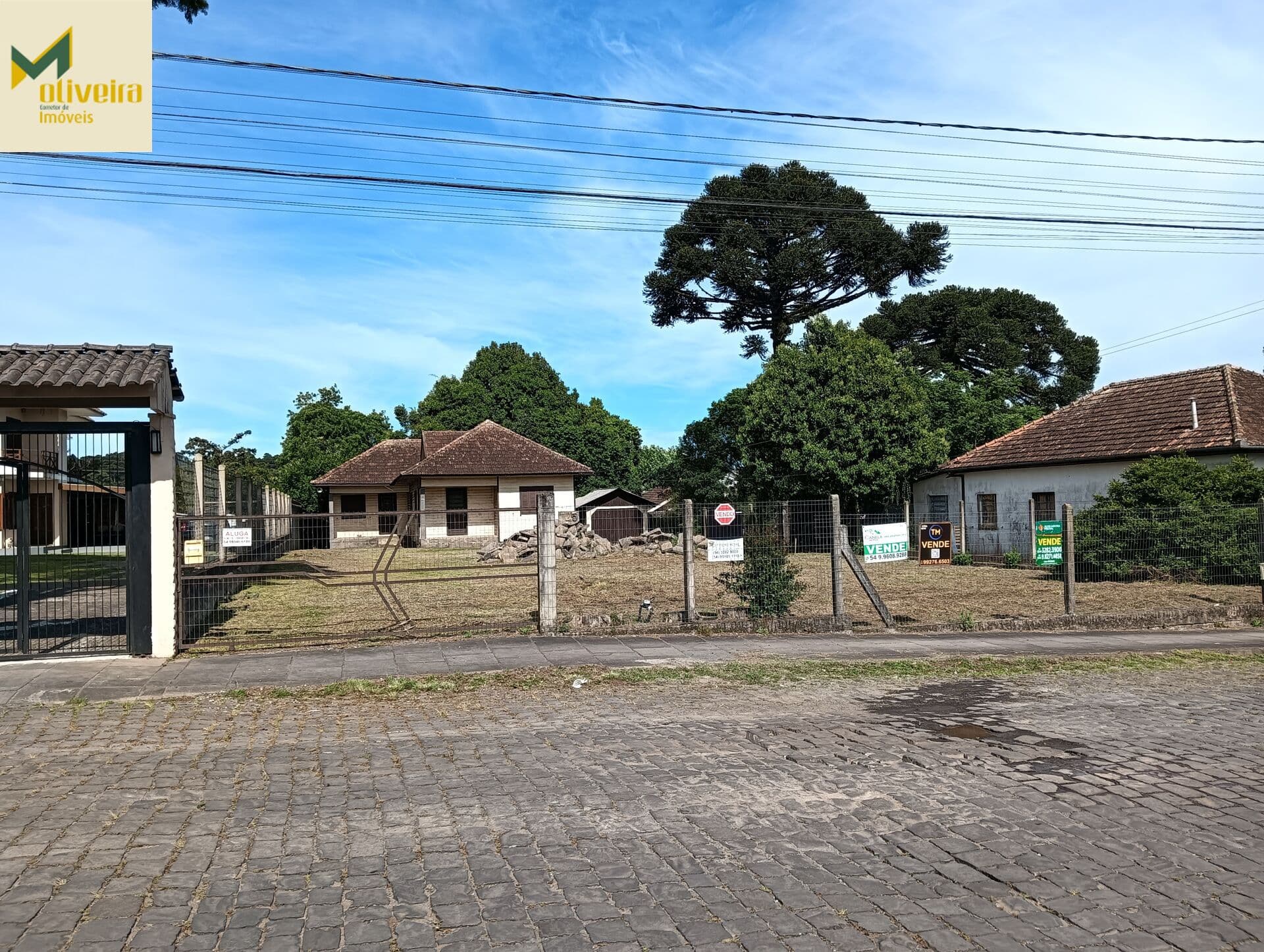 Terreno grande com casa de madeira!!