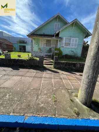 Casa de madeira em rua comercial de São Chico!!
