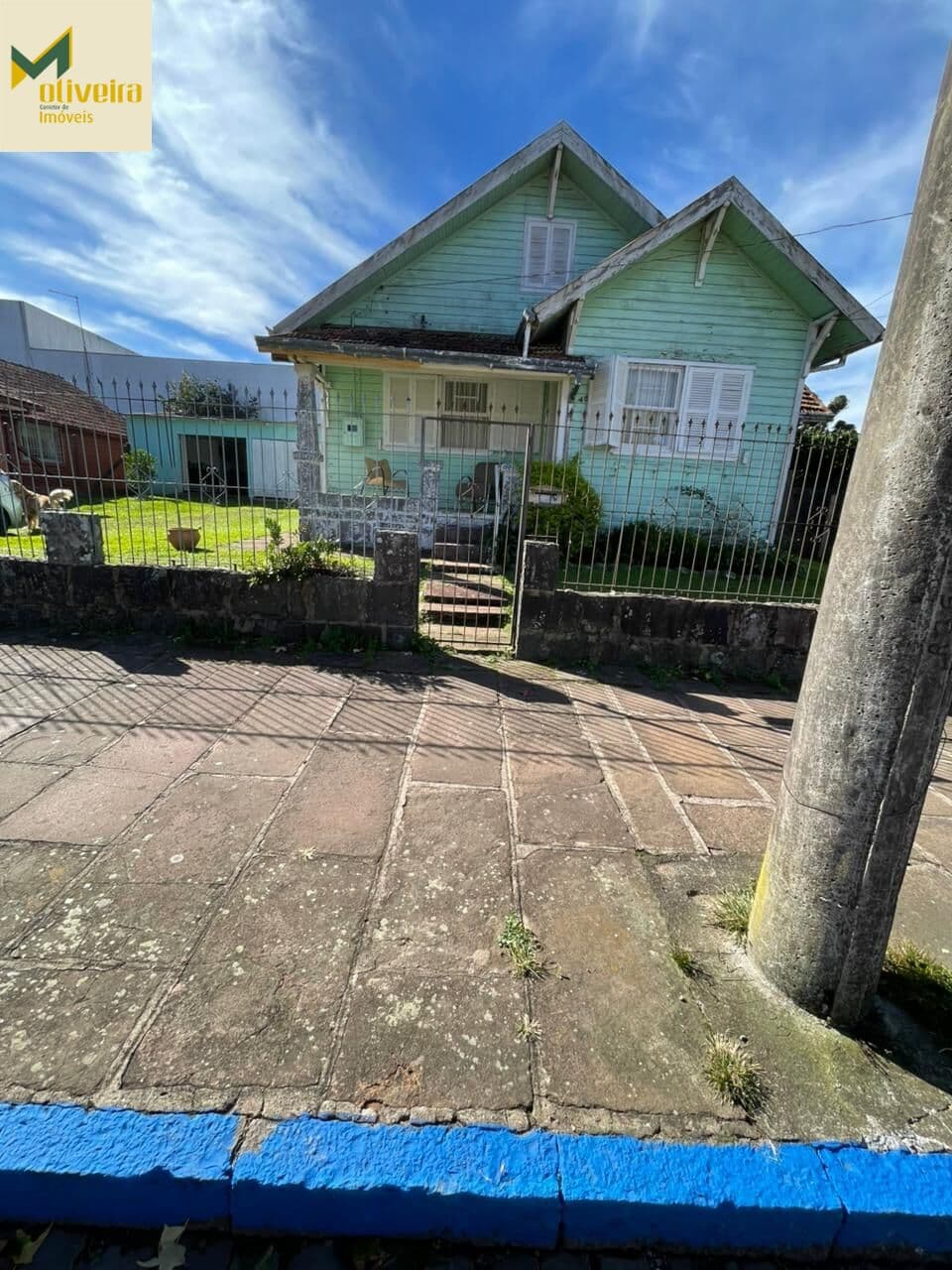 Casa de madeira em rua comercial de São Chico!!