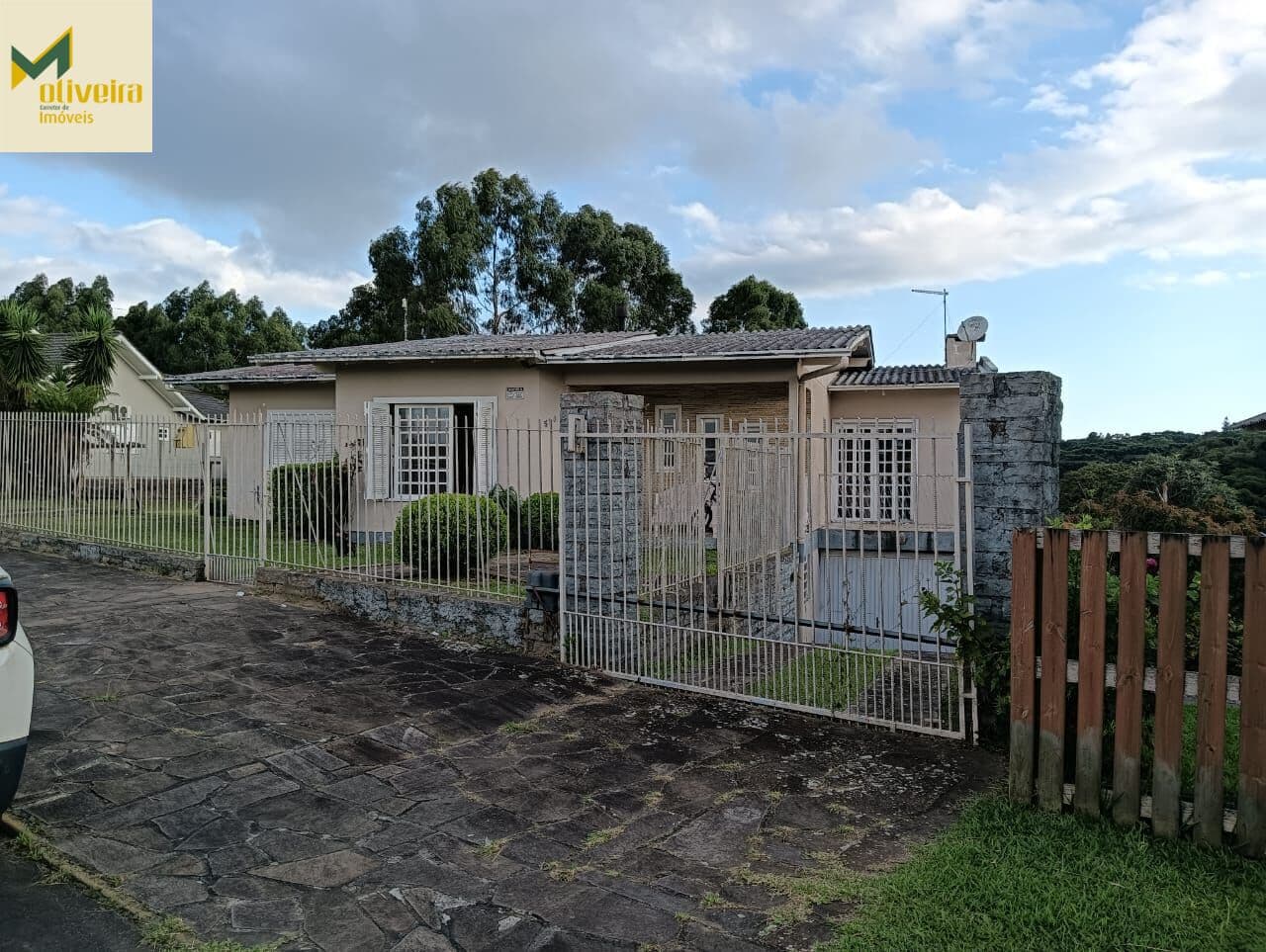 Casa e quiósque em ótimo bairro de São Chico!!
