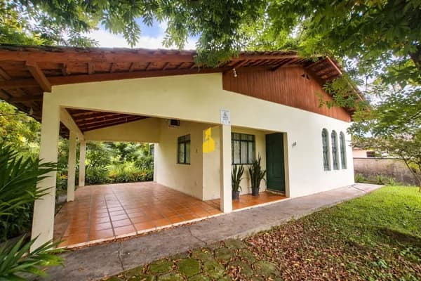 Casa ampla com ótima localização em Rio dos Cedros