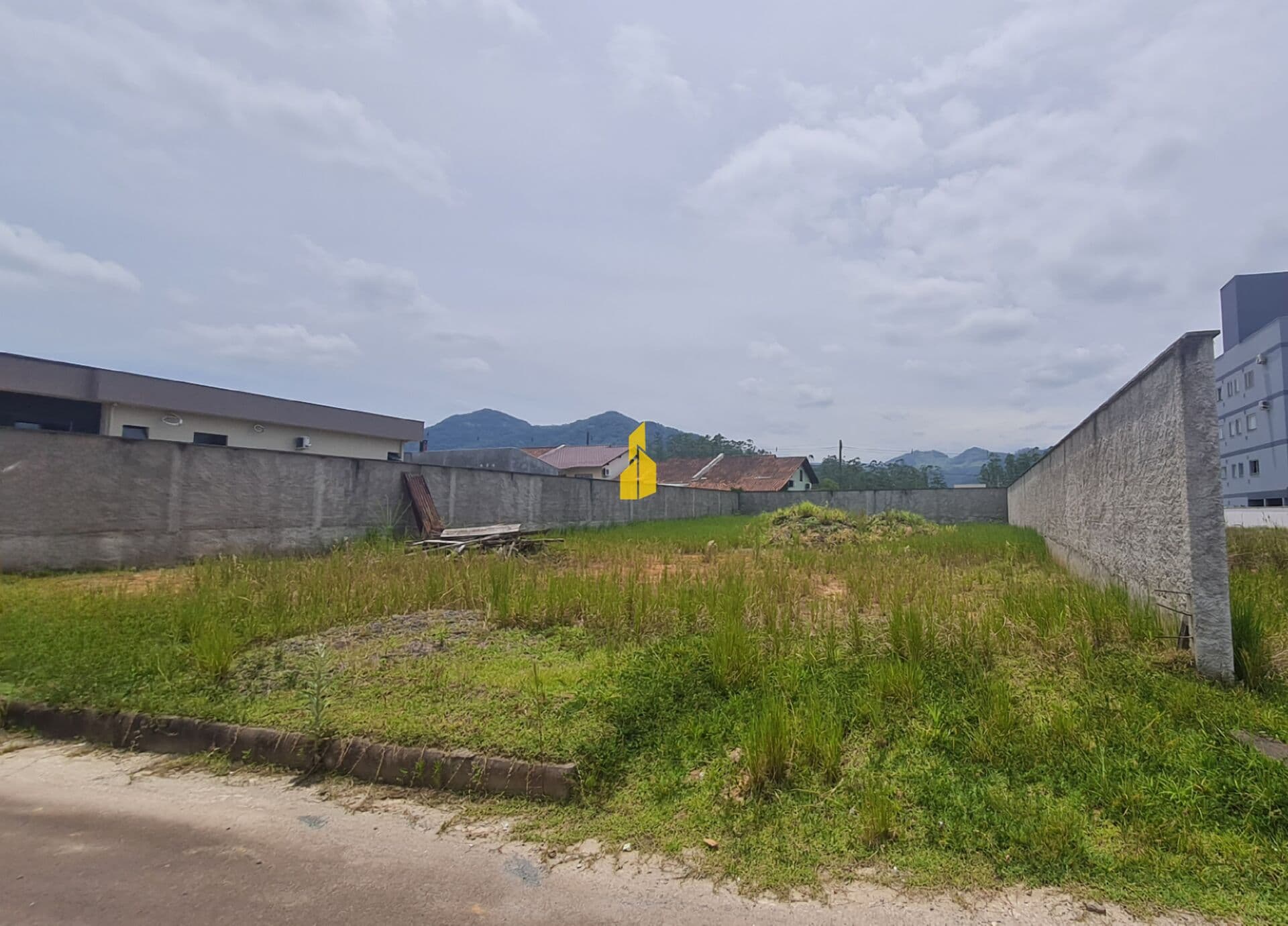 Terreno com 450m² murado