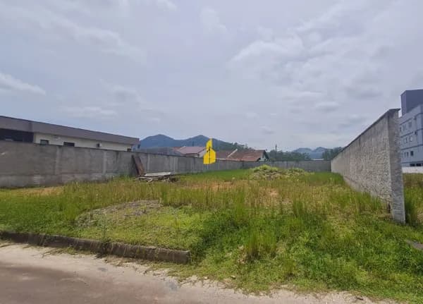 Terreno com 450m² murado