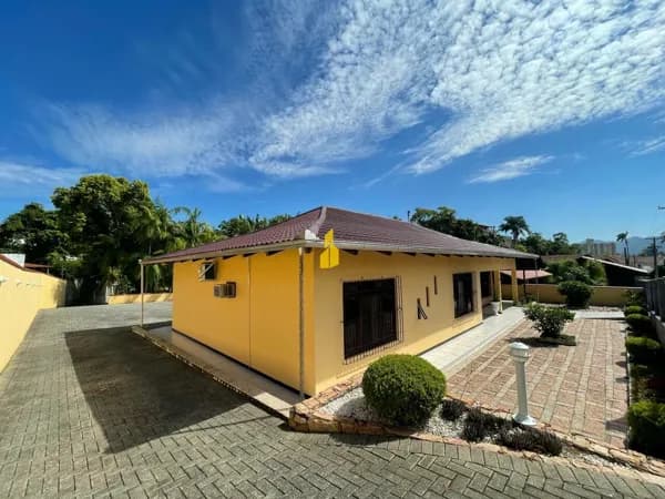 Linda casa com piscina no Bairro dos Estados em Timbó.