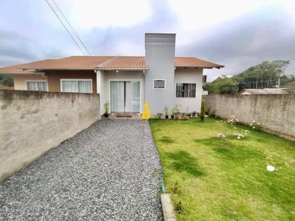 CASA COM SUITE NA CIDADE DE RIO DOS CEDROS/SC
