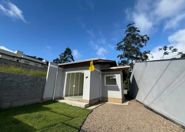 Casa nova com dois dormitórios em loteamento residencial com muita natureza – Bairro Estrada das Areias | Indaial-SC