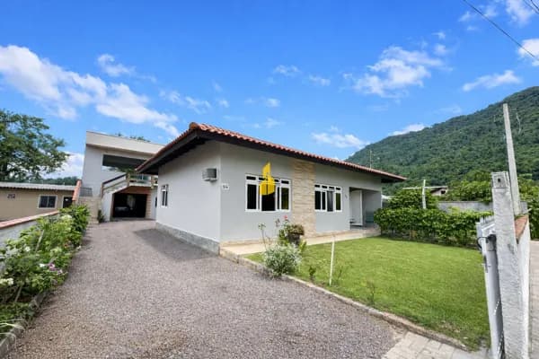 Casa com 02 apartamentos nos fundos à venda em Timbó/SC