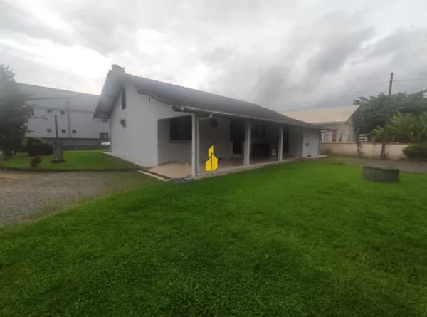 Duas casas em amplo terreno.
