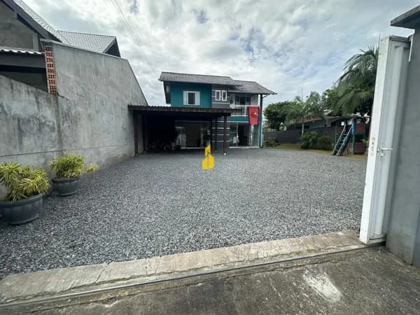 CASA COM AMPLO TERRENO NO BAIRRO DAS NAÇÕES EM TIMBÓ.