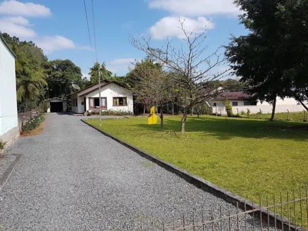 Casa com amplo terreno