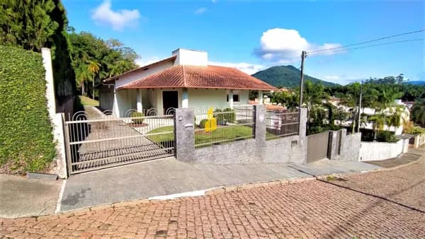 BELÍSSIMA CASA COM PISCINA E AMPLO TERRENO NO BAIRRO DAS CAPITAIS EM TIMBÓ/SC