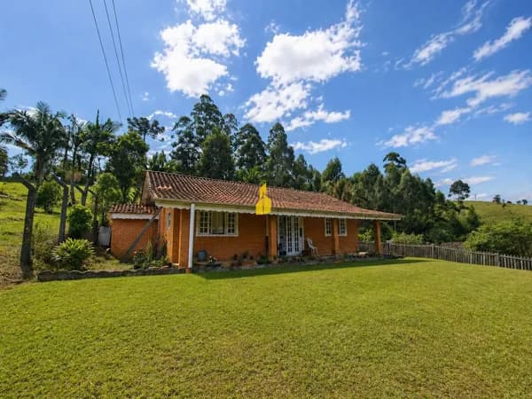 Casa em ponto alto no centro de Doutor Pedrinho-SC