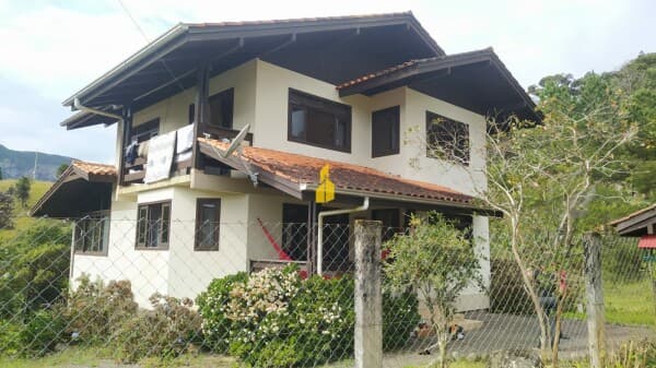 LINDA E AMPLA CASA DE CAMPO COM VISTA PARA BARRAGEM NA LOCALIDADE DE PALMEIRAS CIDADE DE RIO DOS CEDROS/SC