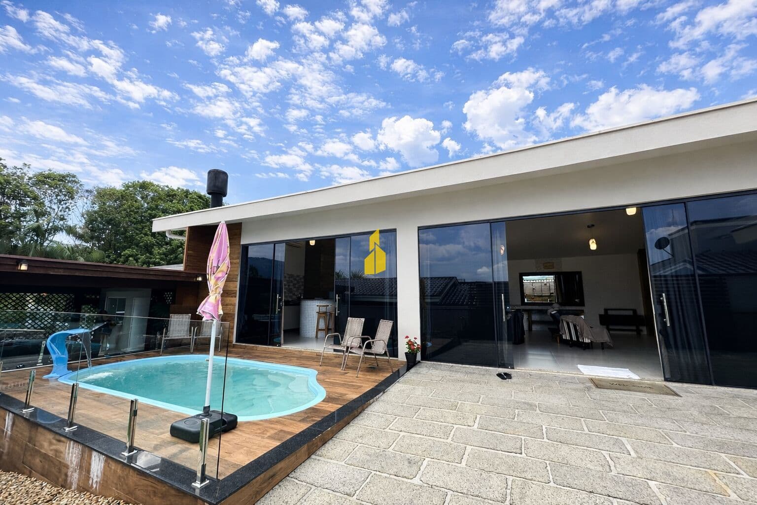 Belíssima casa com piscina em Timbó (Bairro Quintino)