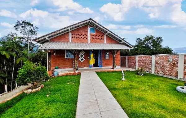 Casa diferenciada em meio a natureza