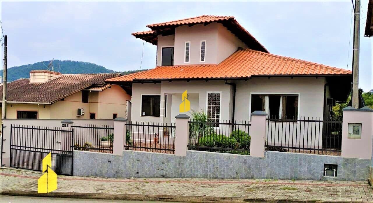 BELÍSSIMA CASA EM RUA ALTA NO BAIRRO QUINTINO CIDADE DE TIMBÓ/SC