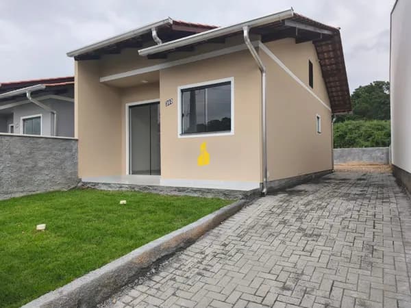 Casa com 02 Dormitórios no Bairro Arapongas