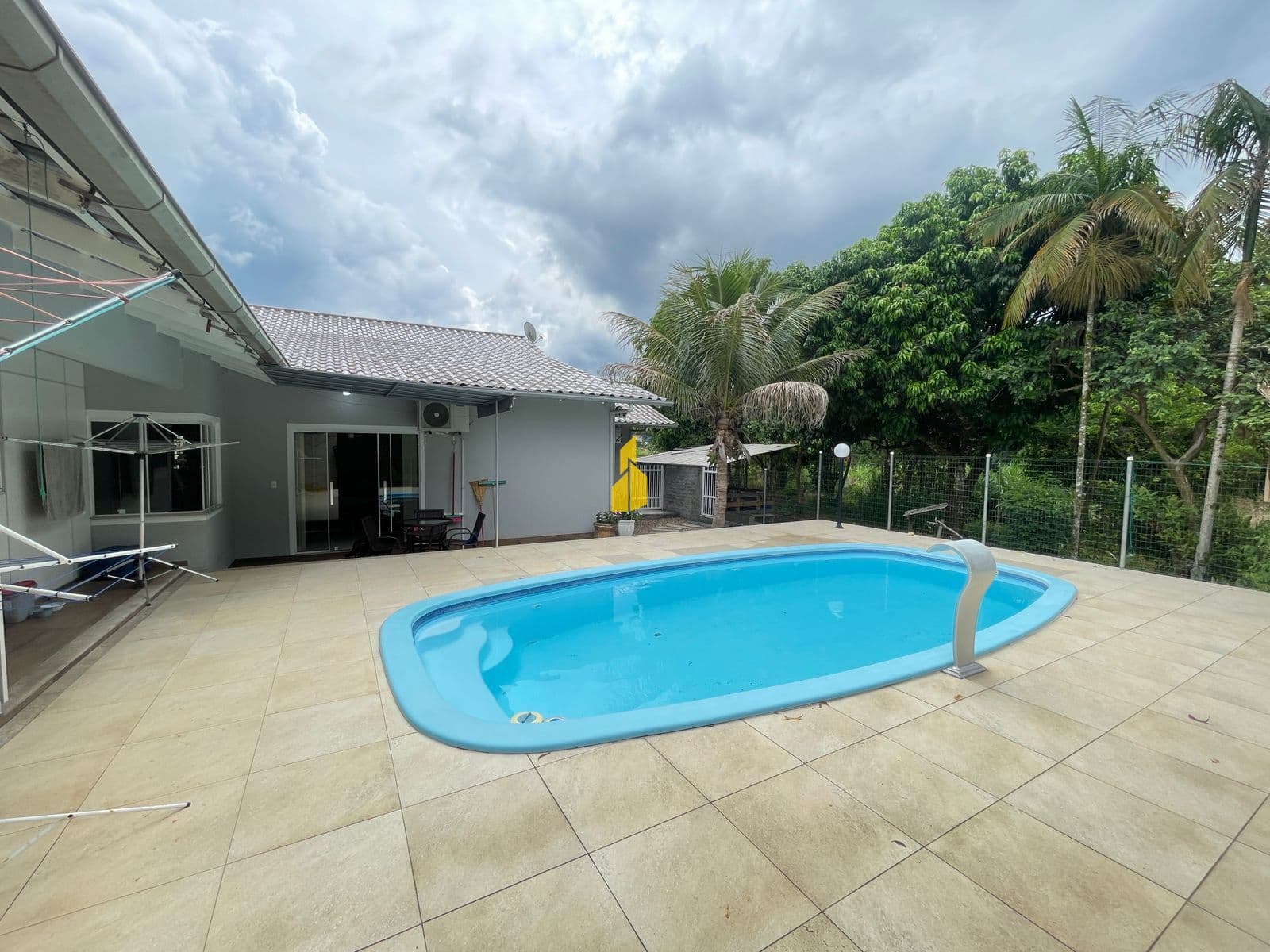 LINDA CASA COM PISCINA NO BAIRRO DAS NAÇÕES EM TIMBÓ/SC