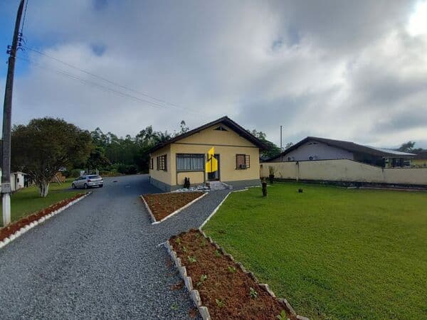 Casa com amplo terreno no Bairro Pomeranos.