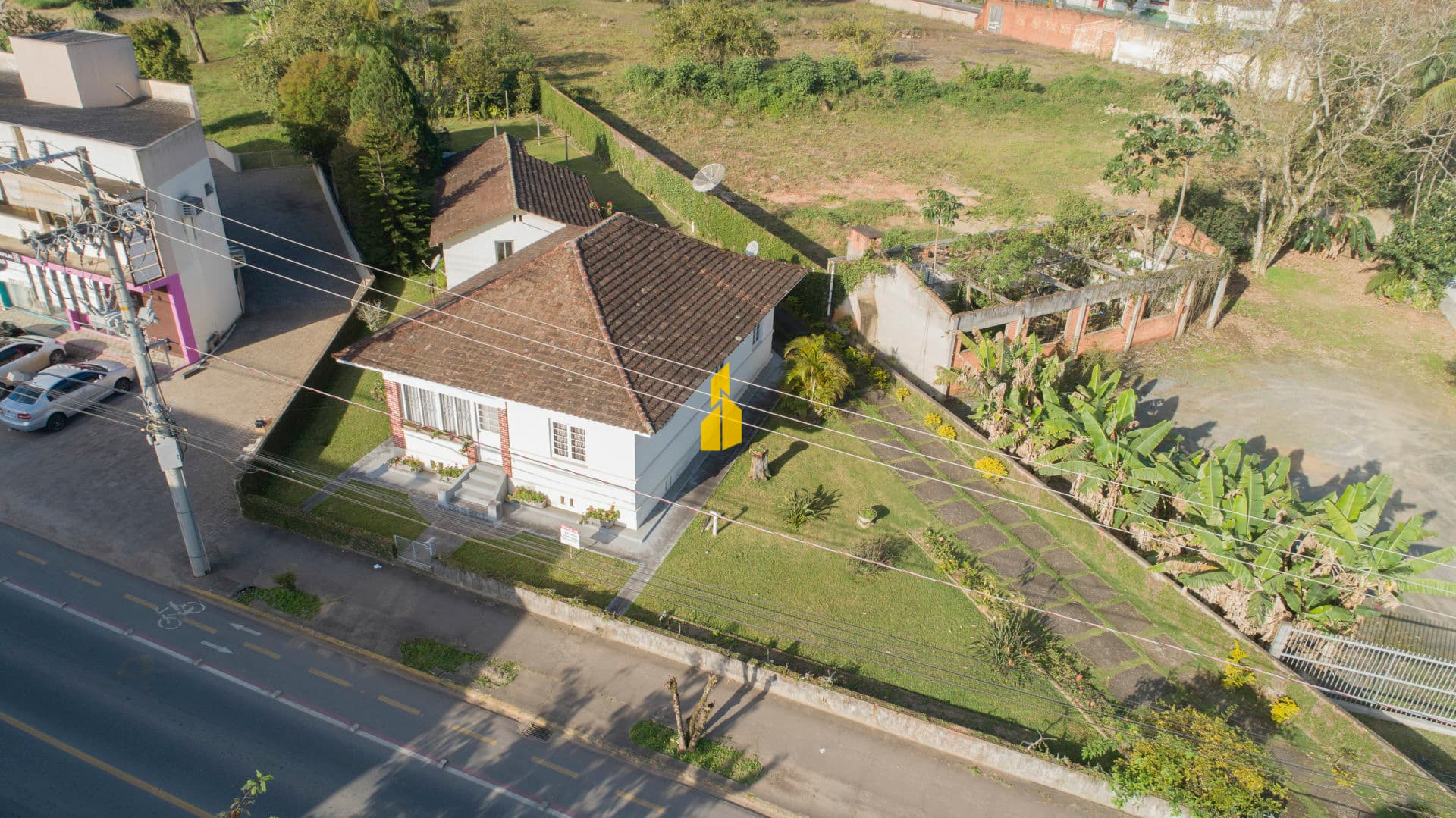 Casa Antiga de Alvenaria com Amplo terreno no Centro