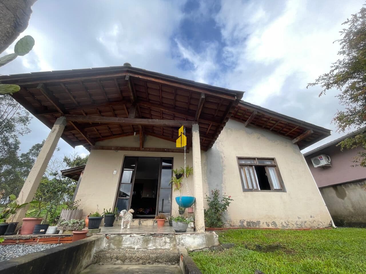 CASA COM AMPLO TERRENO NA CIDADE DE TIMBÓ/SC