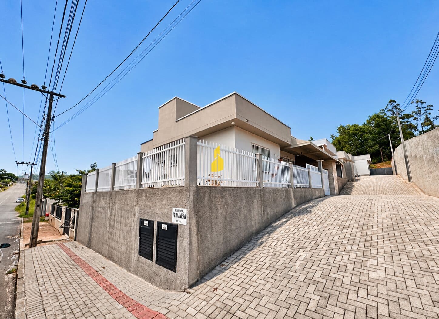Casa com 2 dormitórios (1 suíte) no bairro Araponguinhas