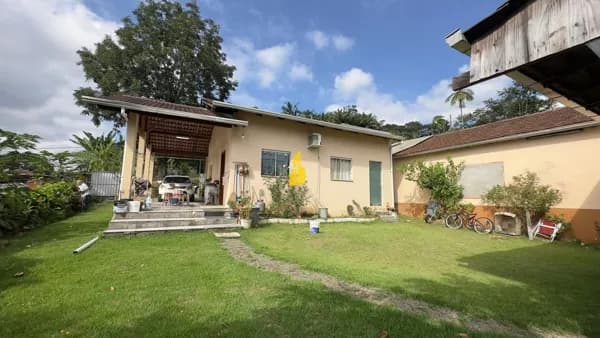 CASA COM AMPLO TERRENO NA CIDADE DE RODEIO/SC