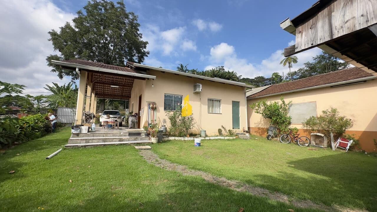 CASA COM AMPLO TERRENO NA CIDADE DE RODEIO/SC