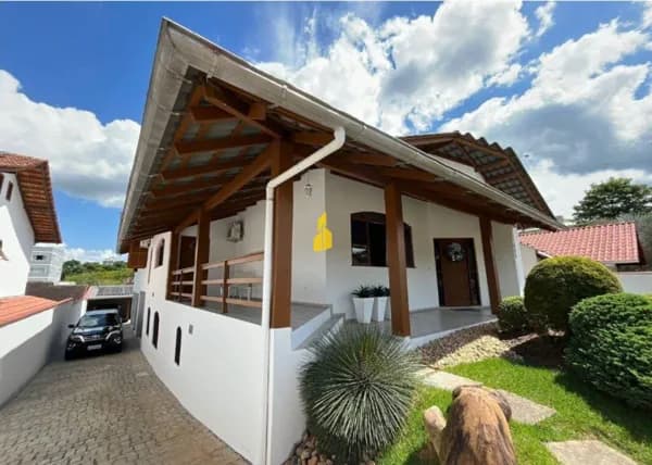 Casa com piscina à venda no Bairro das Capitais em Timbó