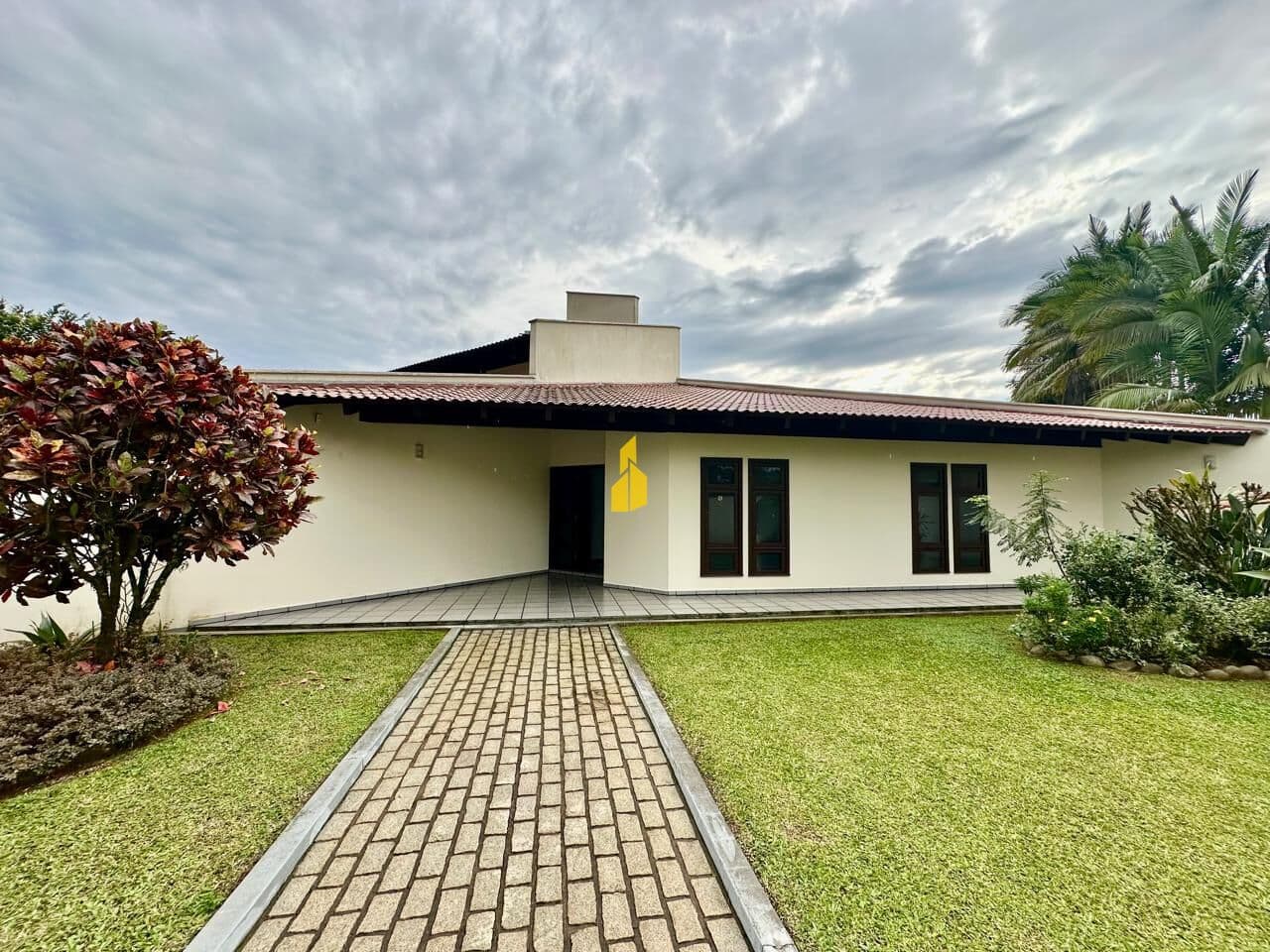 LINDA CASA COM 3 SUÍTES NA CIDADE DE TIMBÓ/SC
