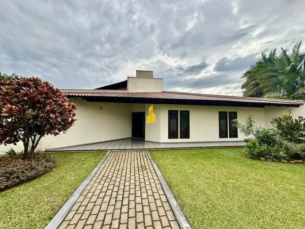 LINDA CASA COM 3 SUÍTES NA CIDADE DE TIMBÓ/SC