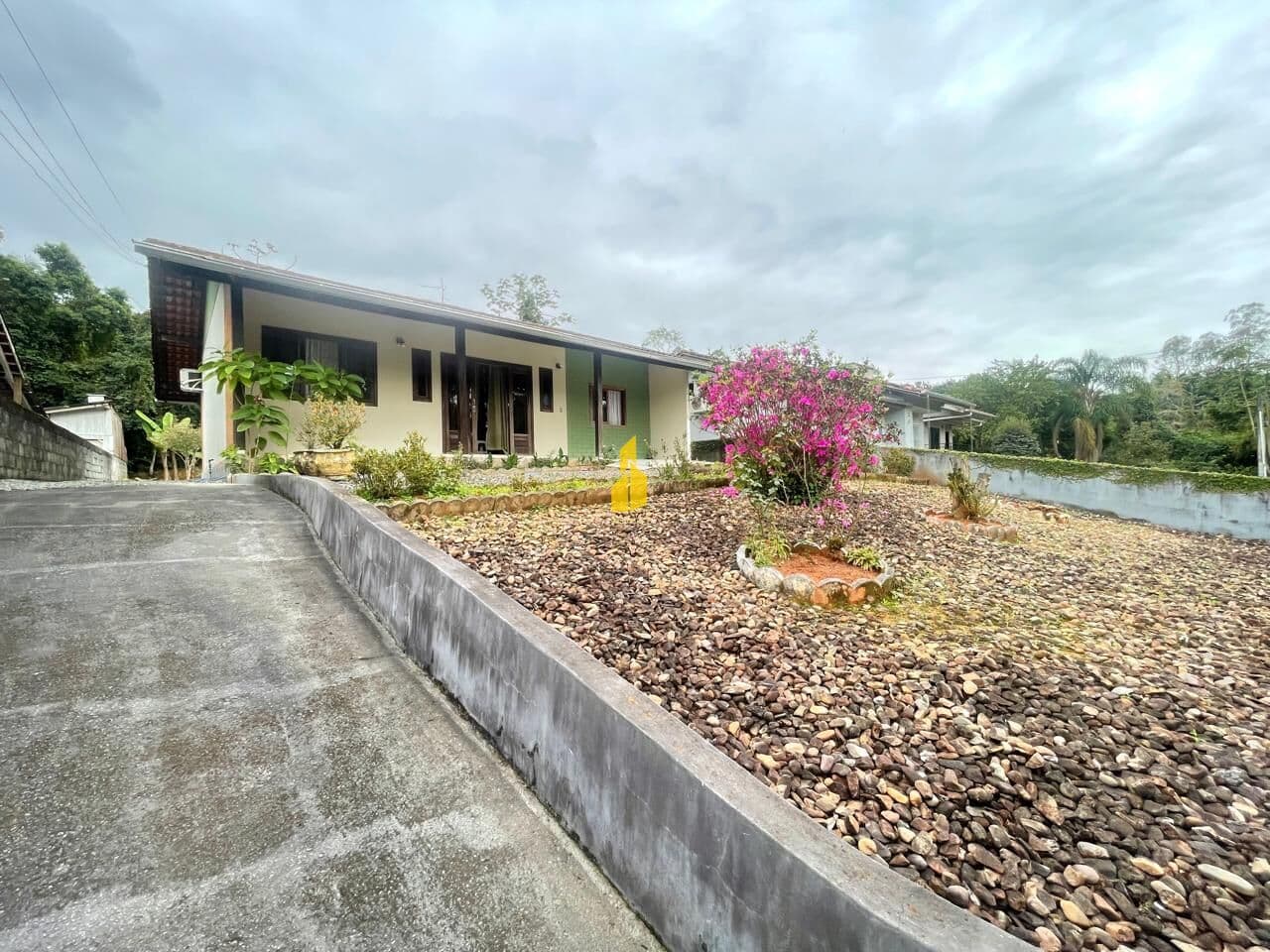 CASA COM AMPLO TERRENO NA CIDADE DE TIMBÓ/SC