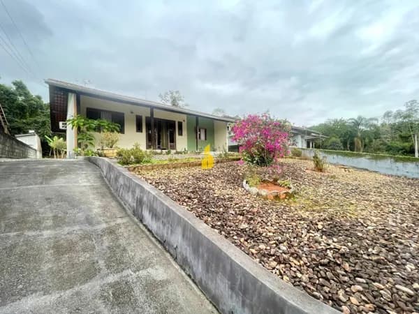 CASA COM AMPLO TERRENO NA CIDADE DE TIMBÓ/SC