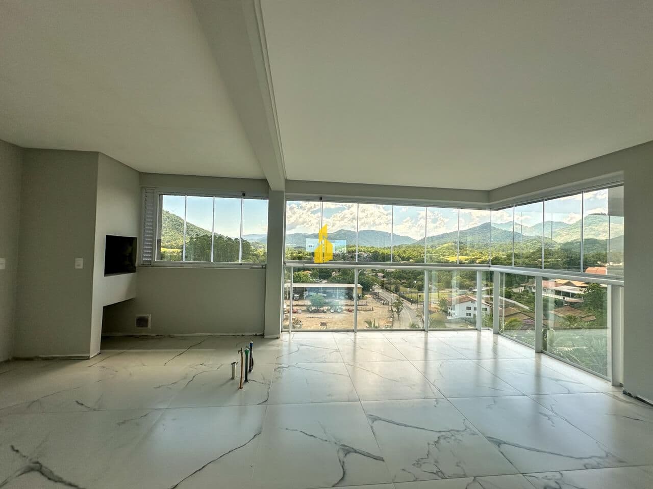 APARTAMENTO COM 3 SUÍTES NO CENTRO DE TIMBÓ/SC