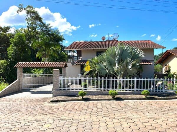 Casa dois pavimentos em Rodeio