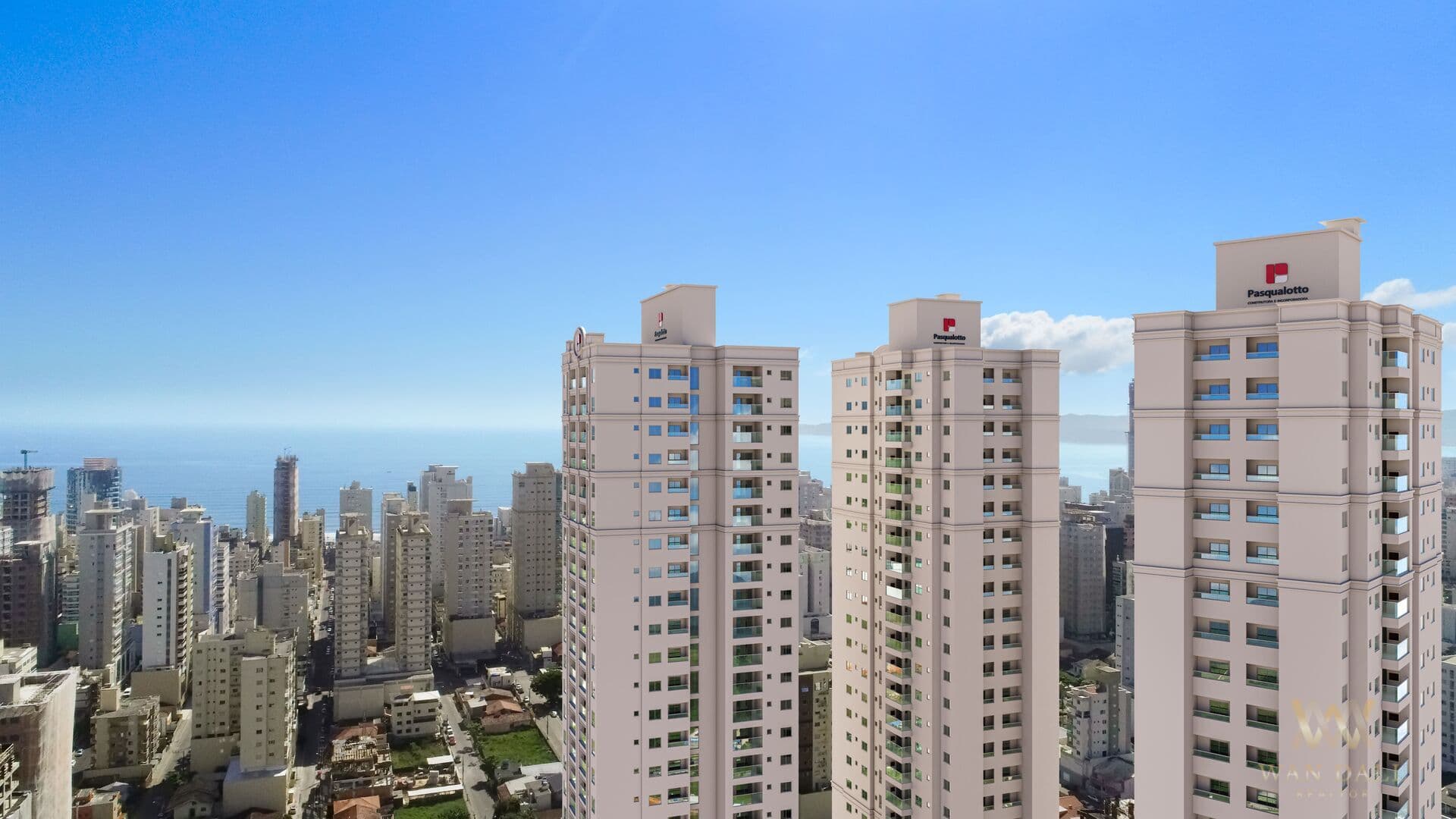 Viva em um Home Club em Meia Praia, Itapema