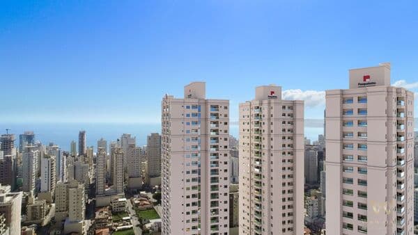 Viva em um Home Club em Meia Praia, Itapema