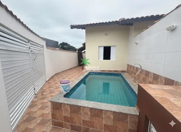 🚨 CASA COM PISCINA EM MONGAGUÁ POR R$ 328 MIL! 🏖️🔥