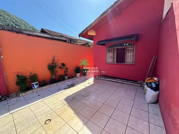 Casa à venda em Balneário Itaoca, Mongaguá/SP – 2 dormitórios, suíte, 2 vagas e pronta para morar