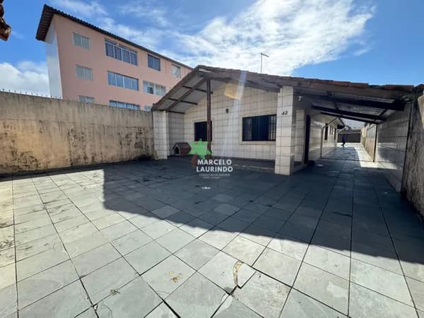 Casa à venda em Mongaguá no Balneário Santa Eugênia com 5 dormitórios e 16 vagas