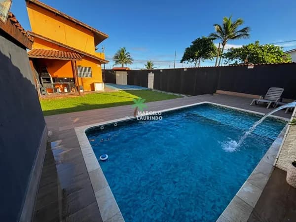 Casa com Piscina à Venda no Balneário Araty em Mongaguá/SP – 2 Dormitórios, Suíte e 5 Vagas