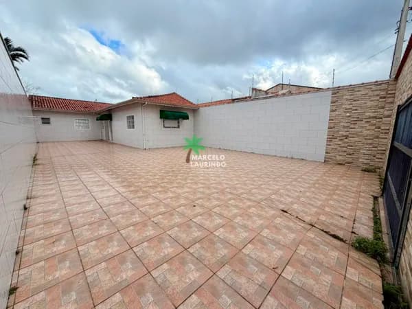 Casa à venda em Santa Eugênia Mongaguá SP com 2 dormitórios, suíte e 7 vagas