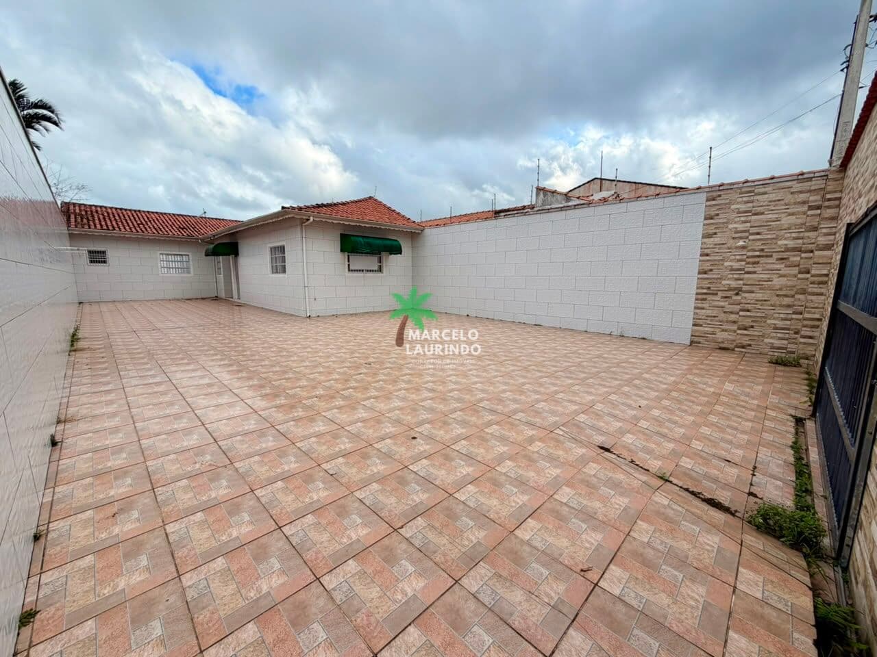 Casa à venda em Santa Eugênia Mongaguá SP com 2 dormitórios, suíte e 7 vagas