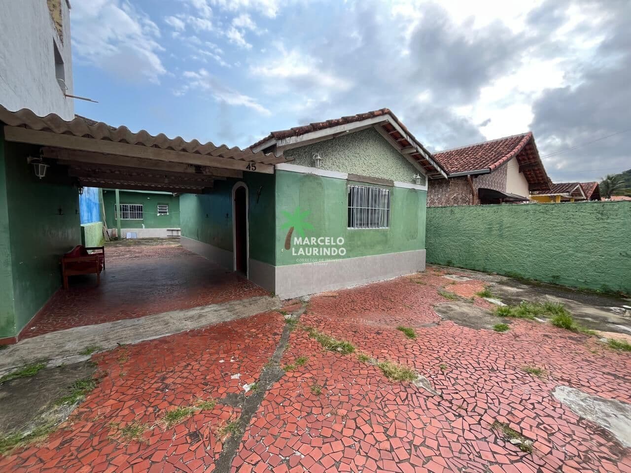 Casa em Mongaguá Itaóca a 300 metros da praia com 4 dormitórios e edícula